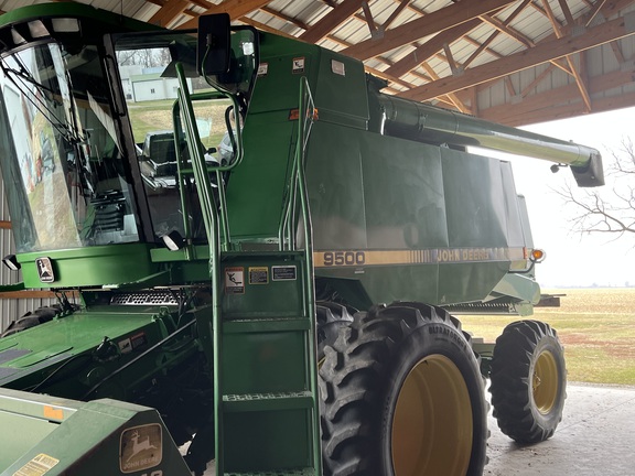 1996 John Deere 9500 Combine