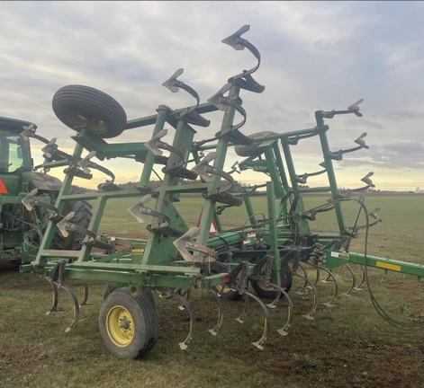 1990 John Deere 960 Field Cultivator