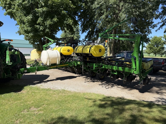 2009 John Deere 1760 Planter