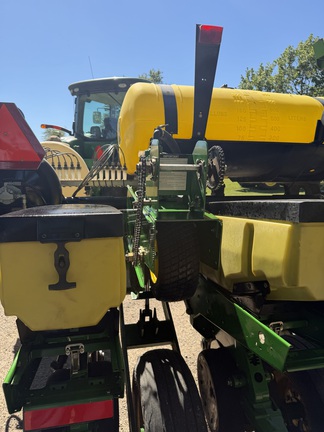 2009 John Deere 1760 Planter