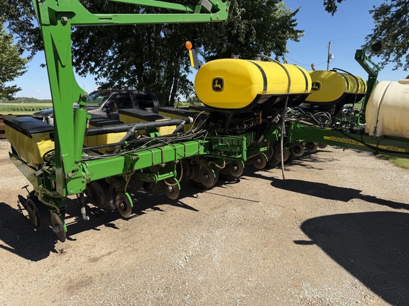 2009 John Deere 1760 Planter