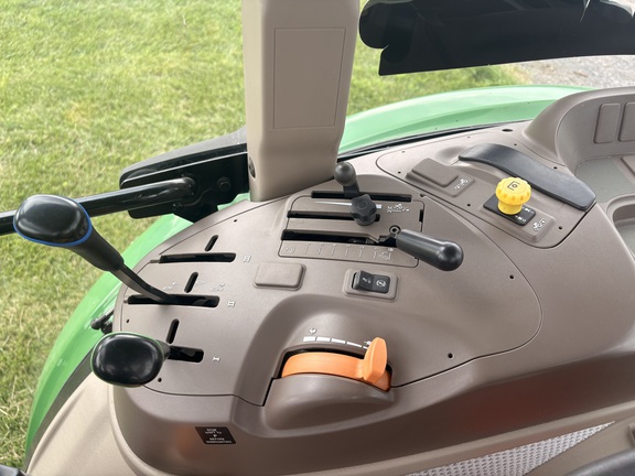 2015 John Deere 5085E Tractor