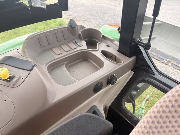 2015 John Deere 5085E Tractor