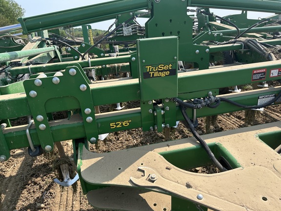 2018 John Deere 2230 Field Cultivator