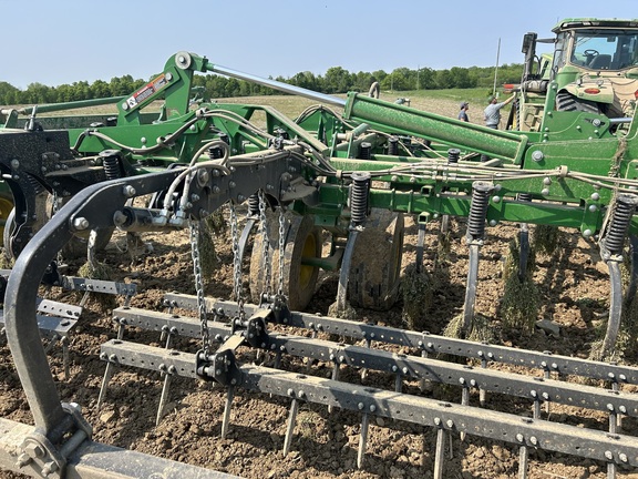 2018 John Deere 2230 Field Cultivator