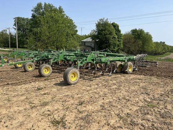 2018 John Deere 2230 Field Cultivator