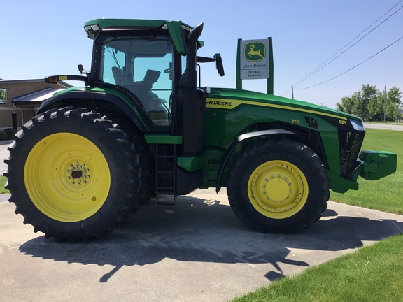 2022 John Deere 8R 250 Tractor