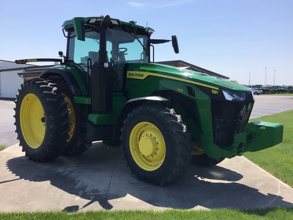 2022 John Deere 8R 250 Tractor