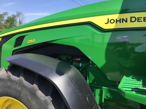 2022 John Deere 8R 250 Tractor