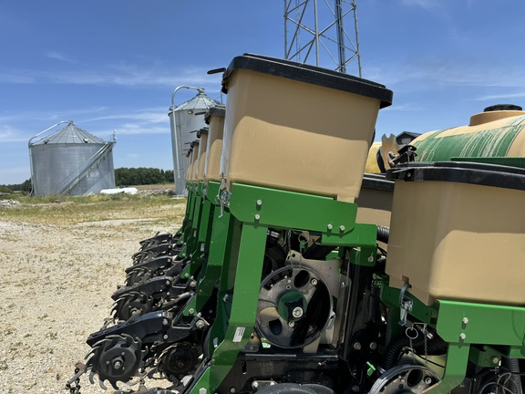 2010 Great Plains YP625A-12TR Planter