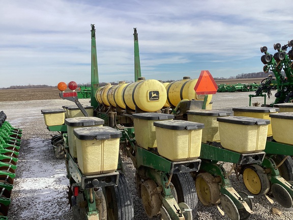 1988 John Deere 7200 Planter