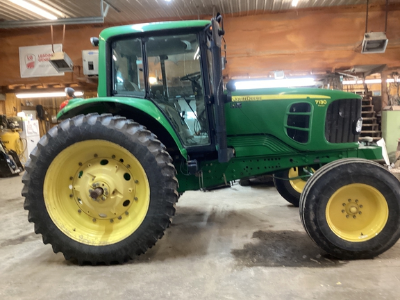 2009 John Deere 7130 Premium Tractor