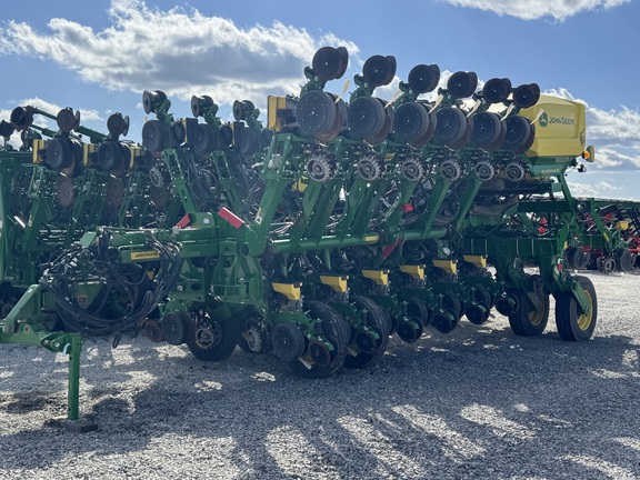 2022 John Deere 1795 Planter