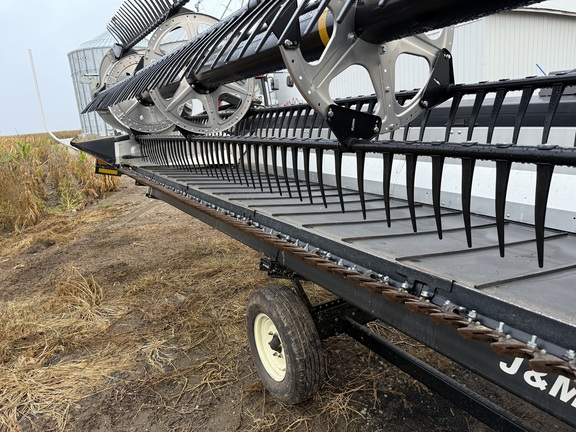 2022 MacDon FD240 Header Combine