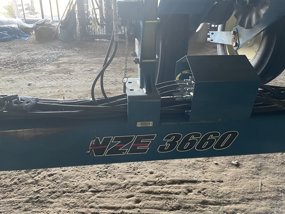 2011 Kinze 3660 Planter