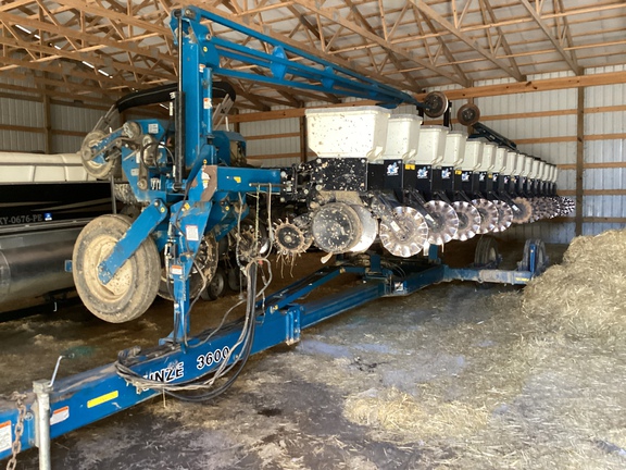 2005 Kinze 3600 Planter