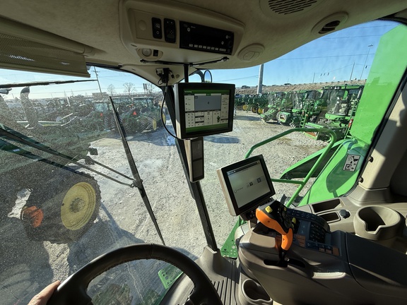 2023 John Deere S780 Combine