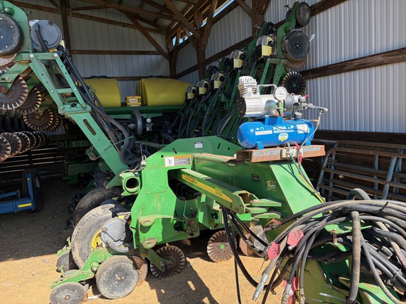 2004 John Deere 1790 Planter