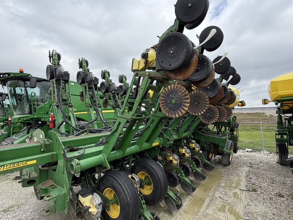 2004 John Deere 1790 Planter