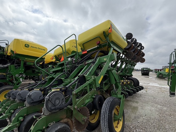 2004 John Deere 1790 Planter