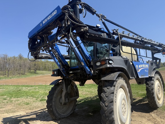 2014 New Holland SP.240F Sprayer/High Clearance
