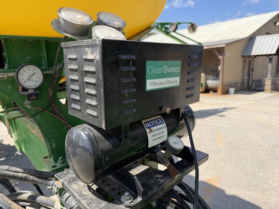 2017 John Deere 1775NT Planter