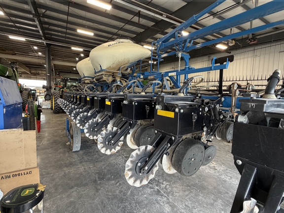 2022 Kinze 3605 Planter
