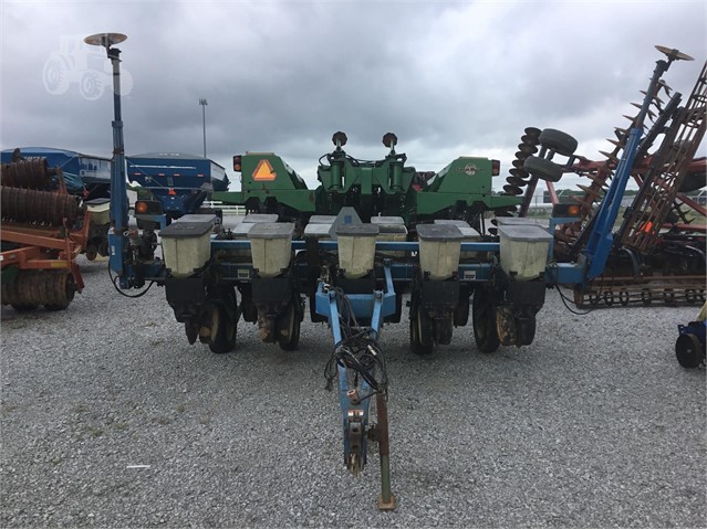 1999 Kinze 2000 Planter