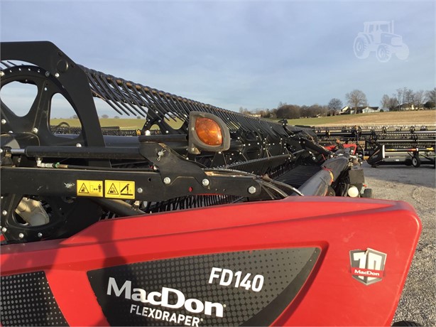 MacDon FD140 Header Combine