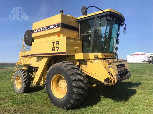 1996 New Holland TR97 Combine