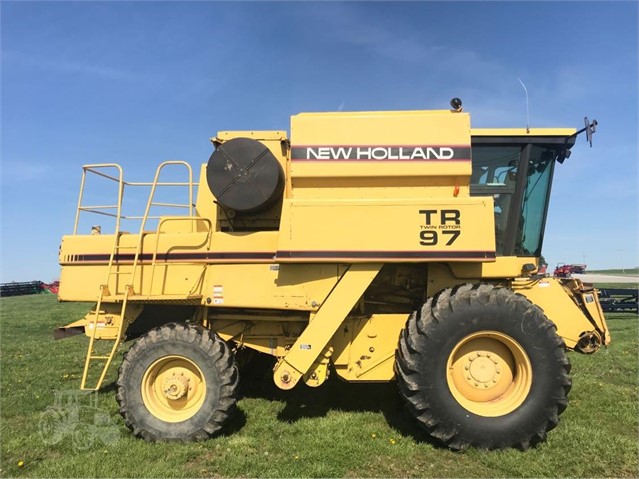 1996 New Holland TR97 Combine