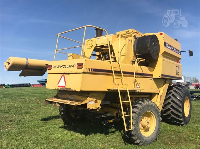 1996 New Holland TR97 Combine