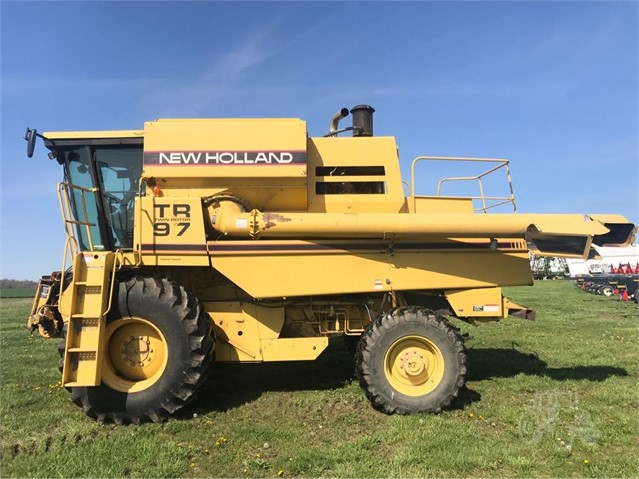 1996 New Holland TR97 Combine