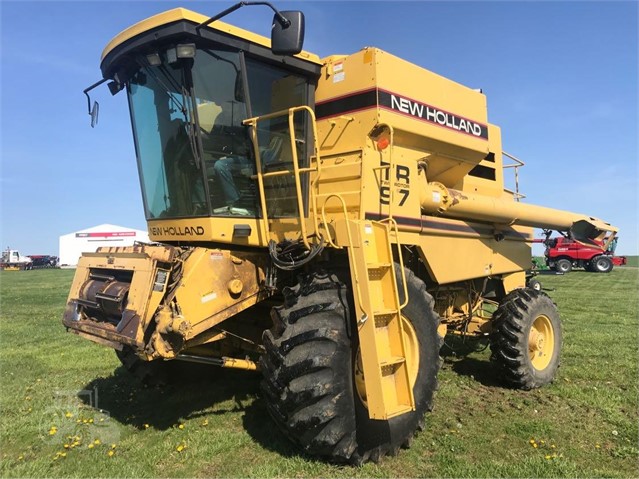 1996 New Holland TR97 Combine