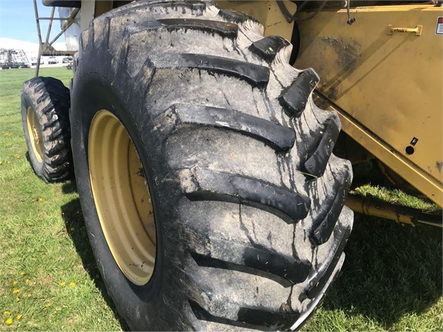 1996 New Holland TR97 Combine