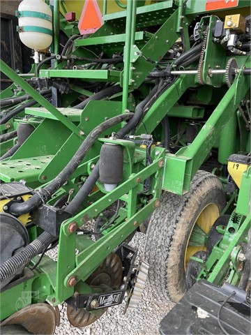 2010 John Deere 1790 CCS Planter