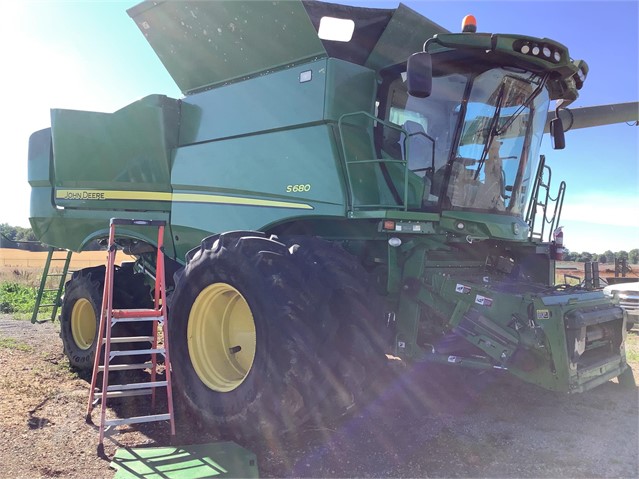 2017 John Deere S680 Combine