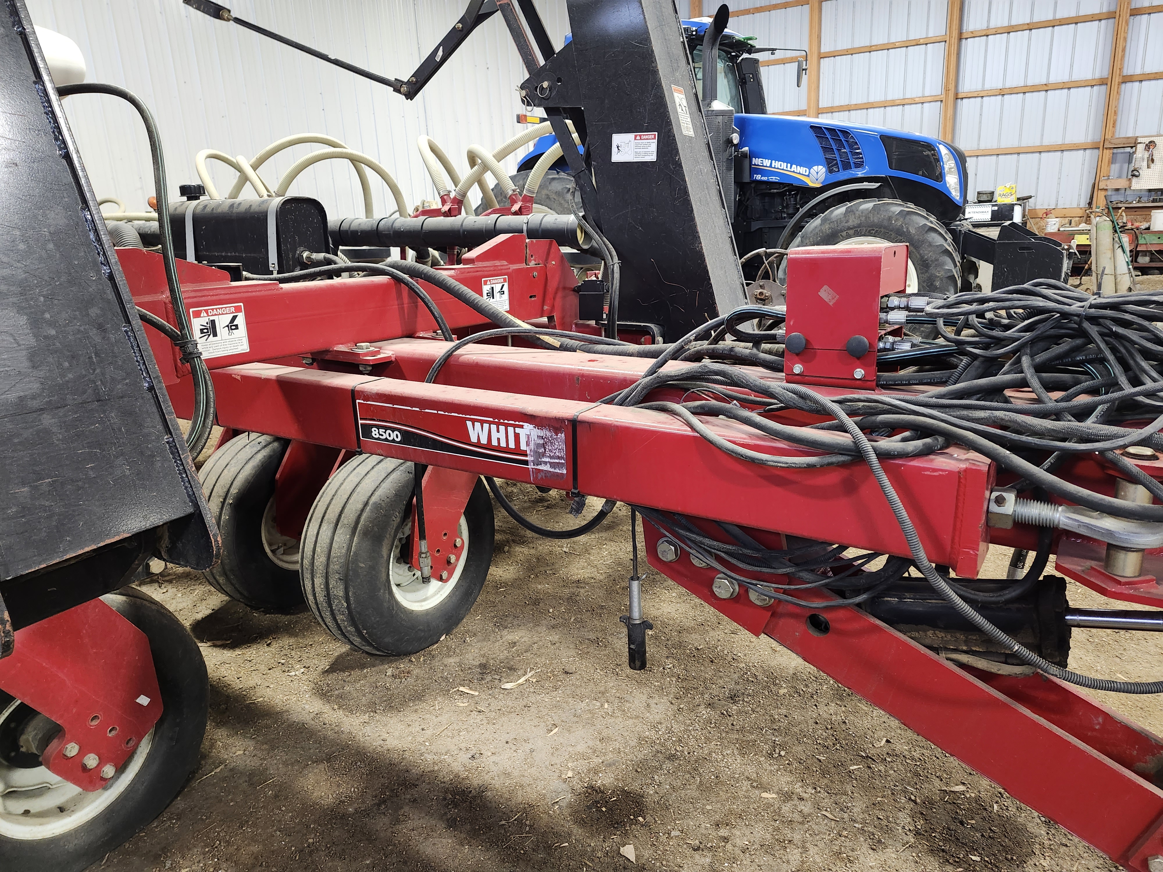 2006 White 8500-16 split Planter