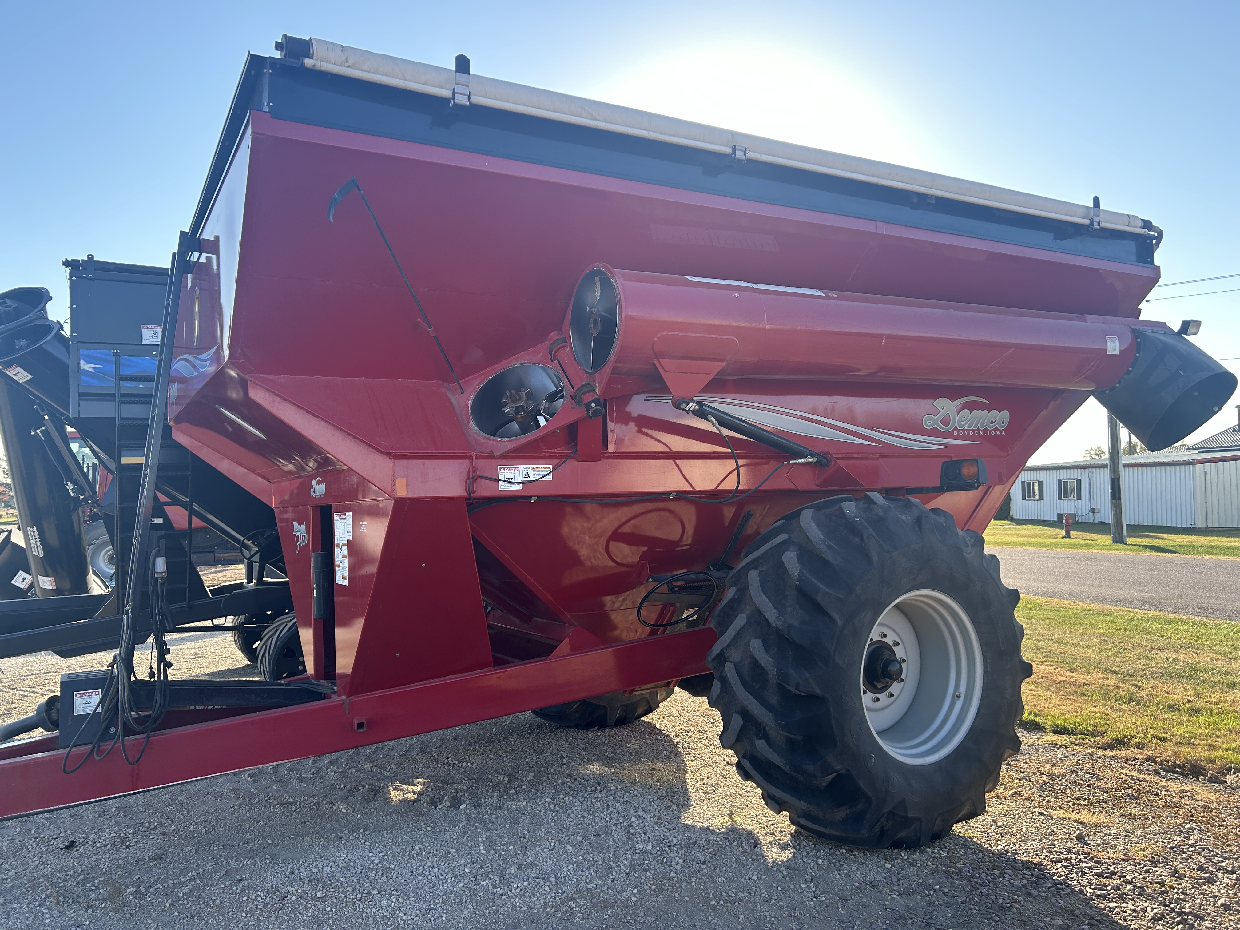 2004 Demco 800 Grain Cart