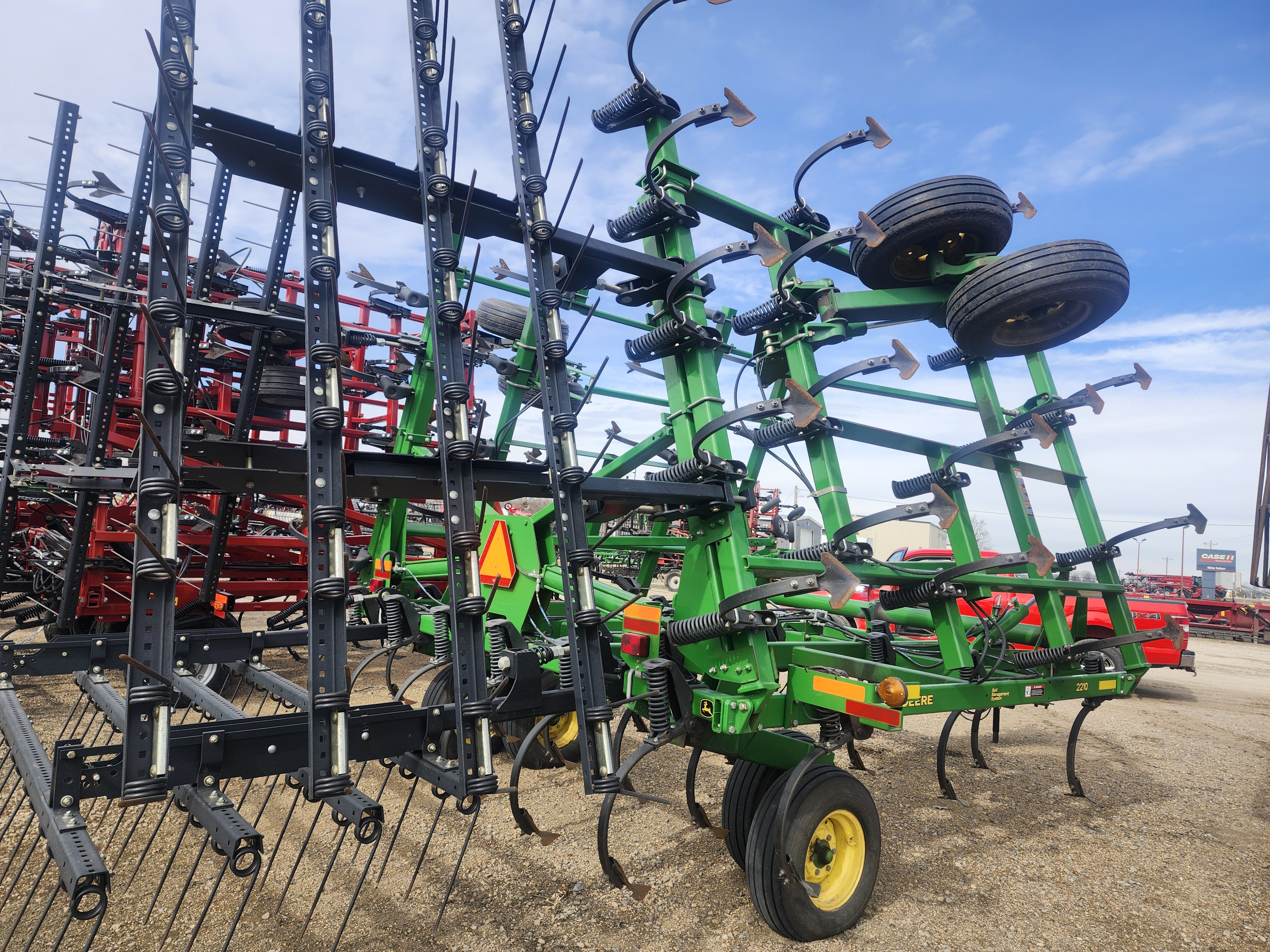 2012 John Deere 2210L-30ft w/4 bar mulcher Field Cultivator