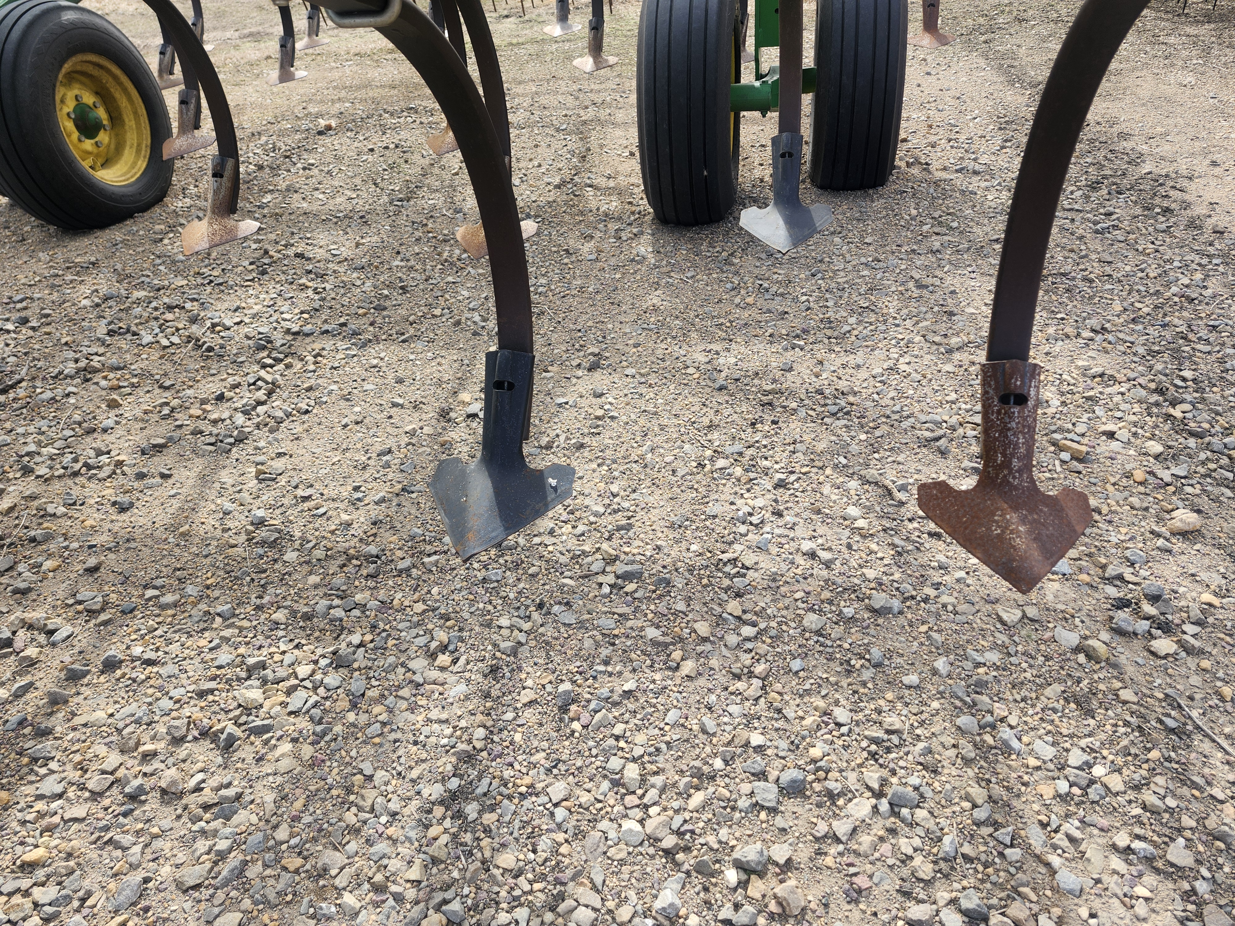 2012 John Deere 2210L-30ft w/4 bar mulcher Field Cultivator