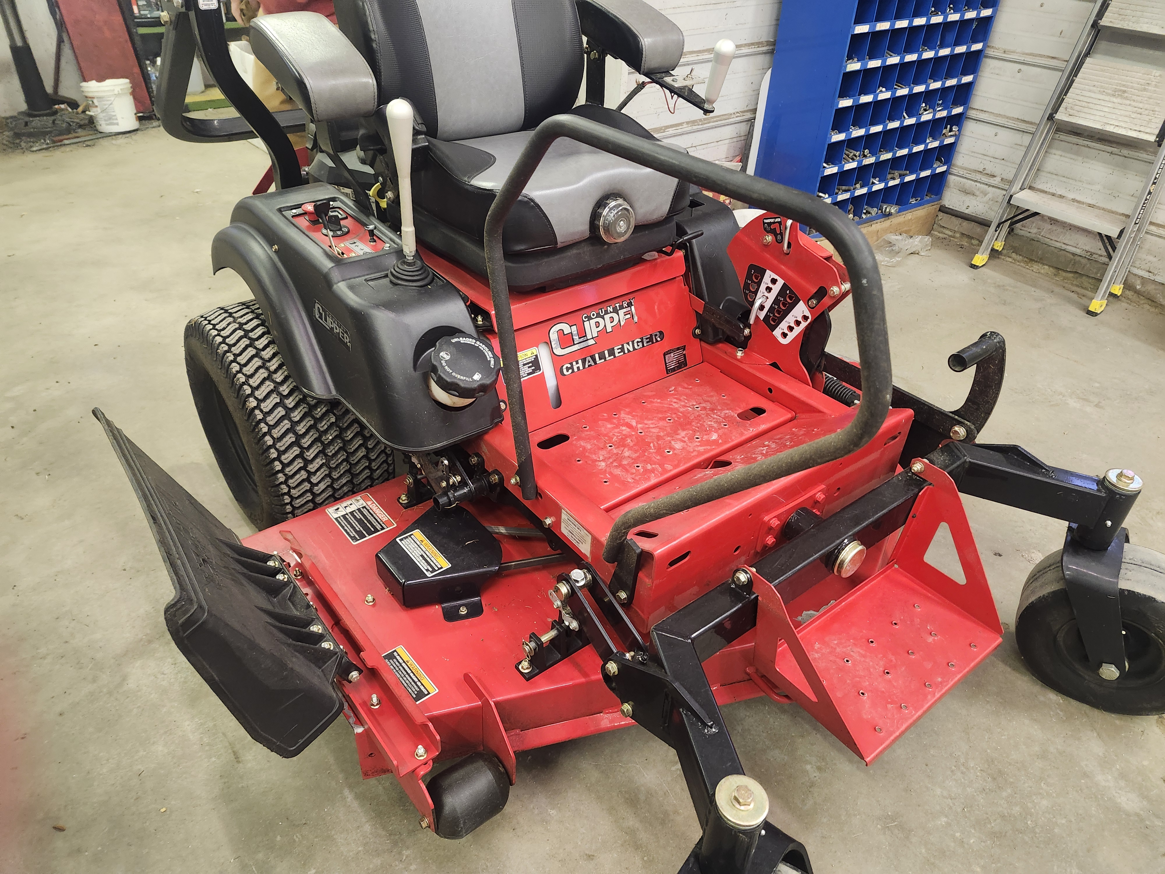 2023 Country Clipper Challenger d515 Mower/Zero Turn