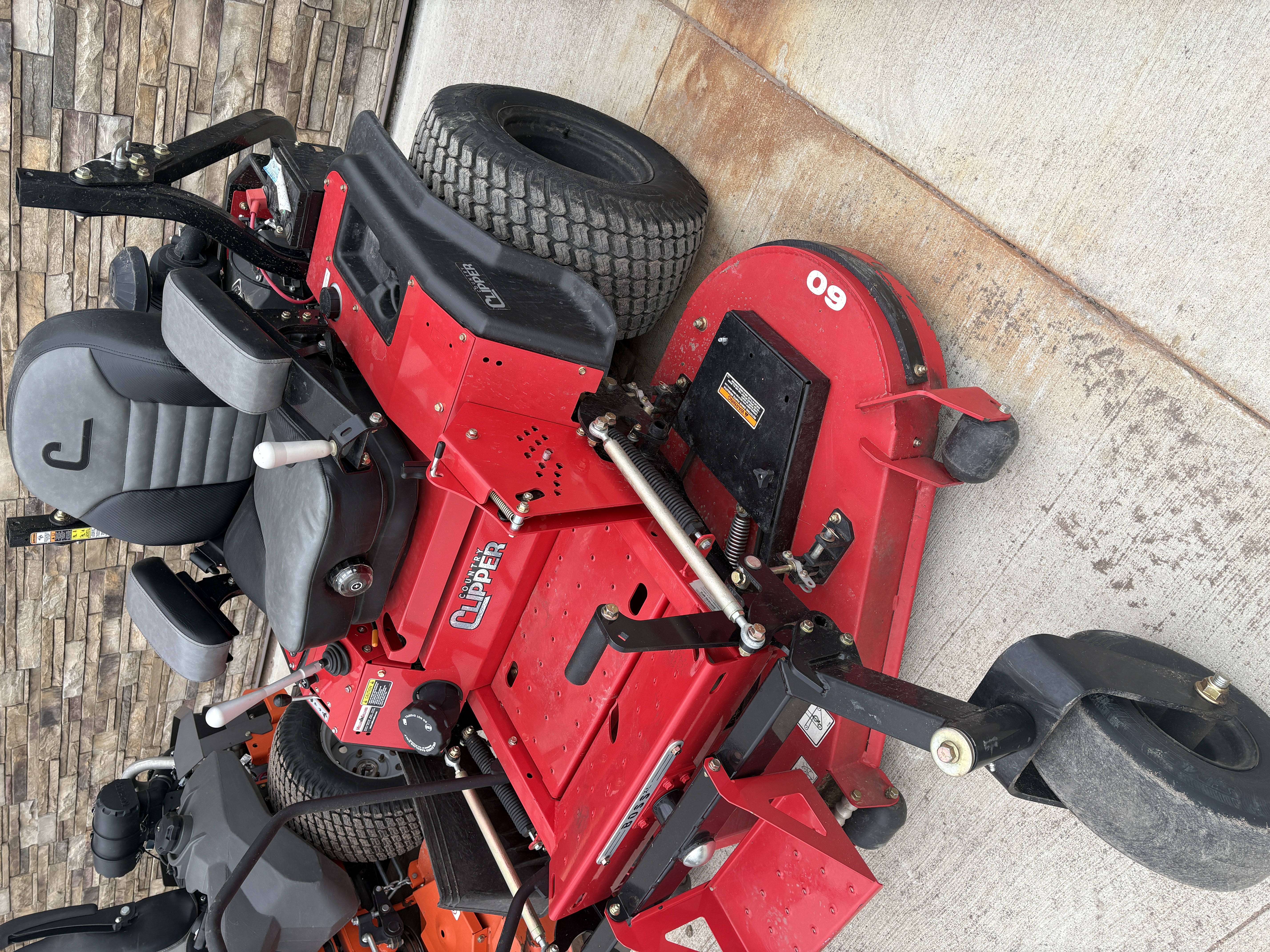 2024 Country Clipper 3560KAJ-9010 Boss Mower/Zero Turn