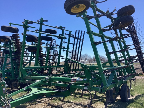 2011 John Deere 2210 Field Cultivator