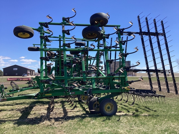 2011 John Deere 2210 Field Cultivator