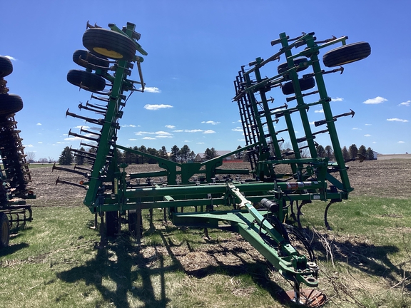 2011 John Deere 2210 Field Cultivator