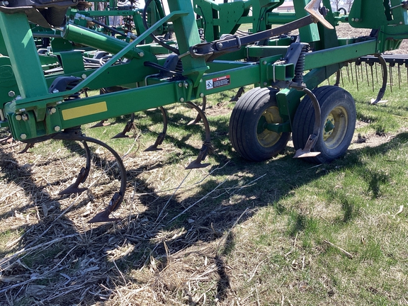 2011 John Deere 2210 Field Cultivator