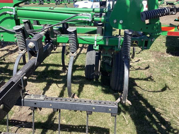 2011 John Deere 2210 Field Cultivator