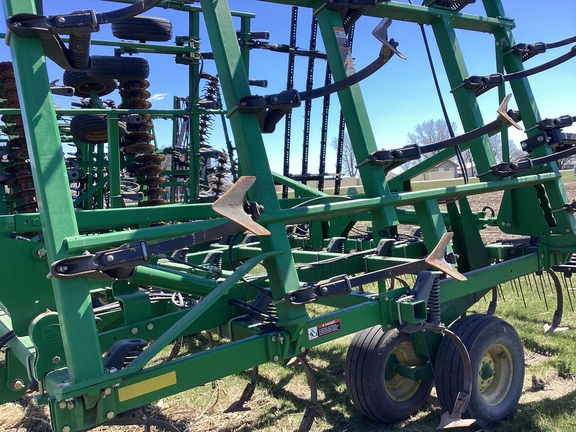 2011 John Deere 2210 Field Cultivator