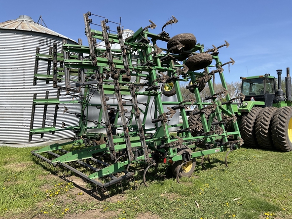 1998 John Deere 980 Field Cultivator